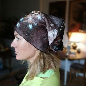 czapka damska czekoladowa w kwiaty codzienna