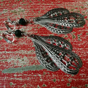 klipsy ażurowe długie lekkie z zielonym akcentem koralika