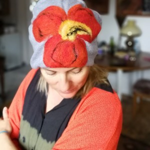 czapka handmade wełniana z kwiatem przeceniona
