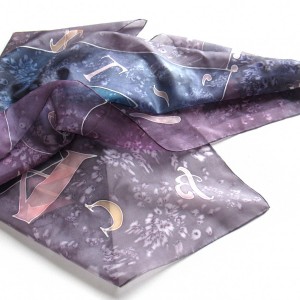 Alfabet - jedwabna chusta ręcznie malowana