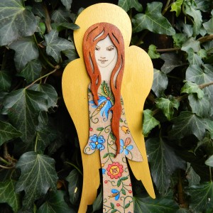 Ludowy anioł drewniany do powieszenia, wzór kaszubski, anioł w ludowe kwiaty