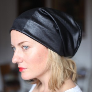 czapka damska wiosenna materiał skóropodobny rozciągliwa