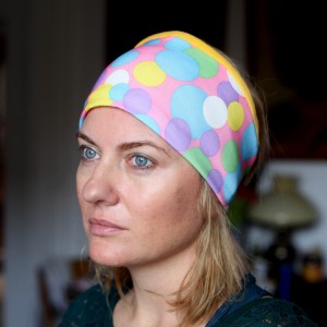 opaska uniwersalna z tyłu na gumce w grochy