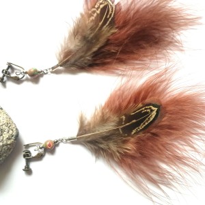 klipsy etno boho pióra brązowe lekkie