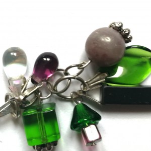 wisiorek wiosenny z kamieni i szkiełek\