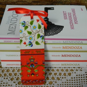 Zakładka książkowa z drewna czerwona, ludowe rustykalne kwiaty meksykańskie, Meksyk, styl etno boho folk, prezent dla dziewczyny lubiącej książki