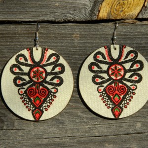 Kolczyki drewniane z wzorem parzenicy na jasnym tle, podhalański wzór ludowy, biżuteria boho etno folk, duże kolczyki koła