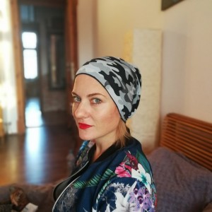 czapka damska moro w odcieniach szarości wiosenna