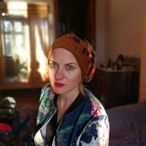 czapka pomarańczowo- czarno - brązowa wiosenna 