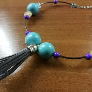 naszyjnik obroża z koralikami i chwostem