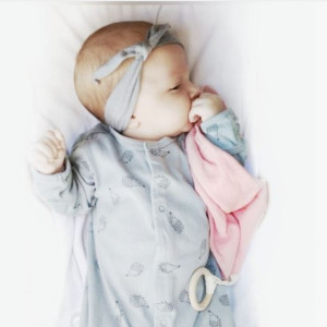 Tuliś - sensoryczna szmatka przytulanka + drewniany gryzak