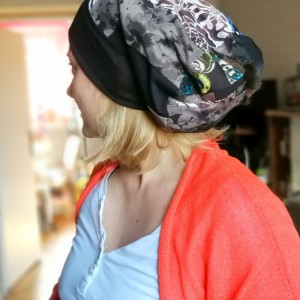 czapka smerfetka długa damska uniwersalna patchworkowa wykończona czarną dzianiną