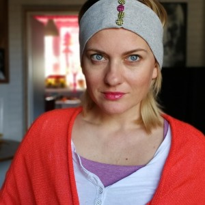 opaska damska szara z kolorowymi guzikami