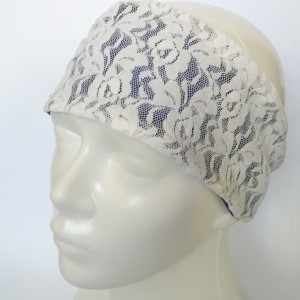 opaska koronkowa biała na niebieskiej podszewce, rozmiar uniwersalny, z tylu na gumkę, szerokość opaski 9cm, polecam box w1