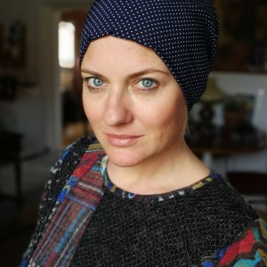 czapka wiosenna granatowa w białe grochy