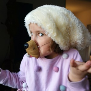 czapka futrzana w kolorze ecru