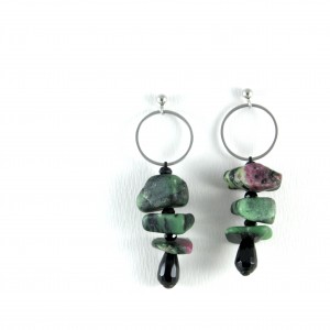 Kolczyki z zielonym zoisytem i rubinem