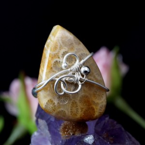 Koral, Srebrny pierścionek ze skamieliną koralu beżowy, pomysł na prezent, prezent dla kobiety, dla żony