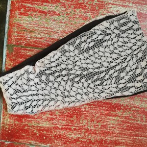 opaska damska koronkowa  wiosenna z miękkiej łososiowej koronki  na podszewce brązowej