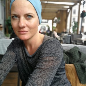 opaska damska koronkowa  wiosenna z miękkiej łososiowej koronki  na podszewce brązowej