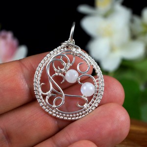 Bajeczny, misternie pleciony wisior z kuleczkami kamienia księżycowego. Wisior zaprojektowany i wykonany przeze mnie od podstaw bardzo pracochłonną i precyzyjną techniką wire-wrapping ze sreb