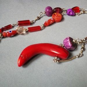 naszyjnik asymetryczny z koralem