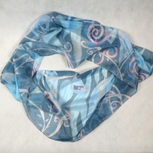 Różowo-niebieski roślinny jedwabny komin, ręcznie malowany