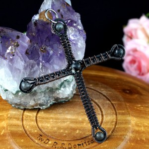 Krzyżyk z Larvikitem, Miedziany wisior w kształcie krzyża, ręcznie wykonany, prezent dla niej, prezent dla niego, prezent urodzinowy, unisex