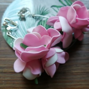 Klipsy pudrowe kwiaty wiszące