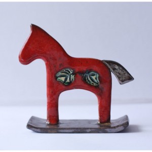 Czerwony konik na biegunach