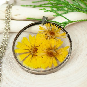 Naszyjnik z kwiatów w cynowej ramce z400