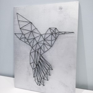 Geometryczny obraz string art koliber