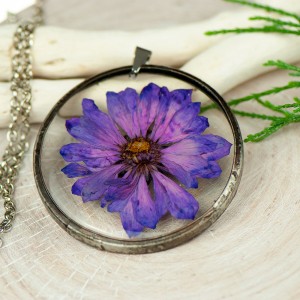 Naszyjnik z kwiatów w cynowej ramce z418