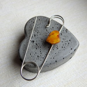 Duża agrafka z bursztynem bałtyckim