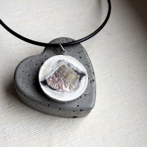 Zawieszka, wisiorek z betonu z muszlą