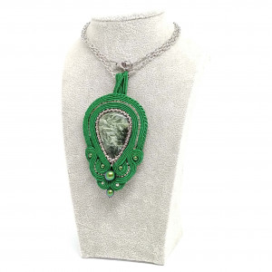 Zielony wisiorek sutasz z serafinitem