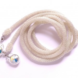 Długi naszyjnik lariat w kolorze srebrzystym (crystal)