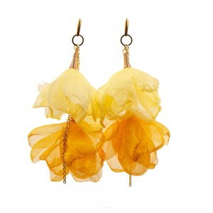 Żółte kolczyki kwiatowe z łańcuszkiem c857-16