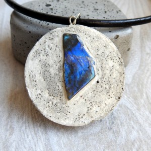 Zawieszka, wisiorek z betonu z labradorytem