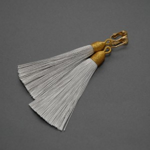 kolczyki lub klipsy z chwostami (szare)