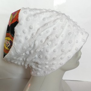 czapka w kolorze białym z góra z wizerunkiem fridy kahlo
