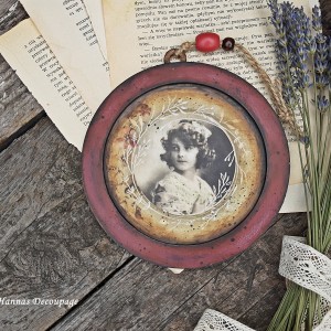 Medalion z dziewczyną w style retro