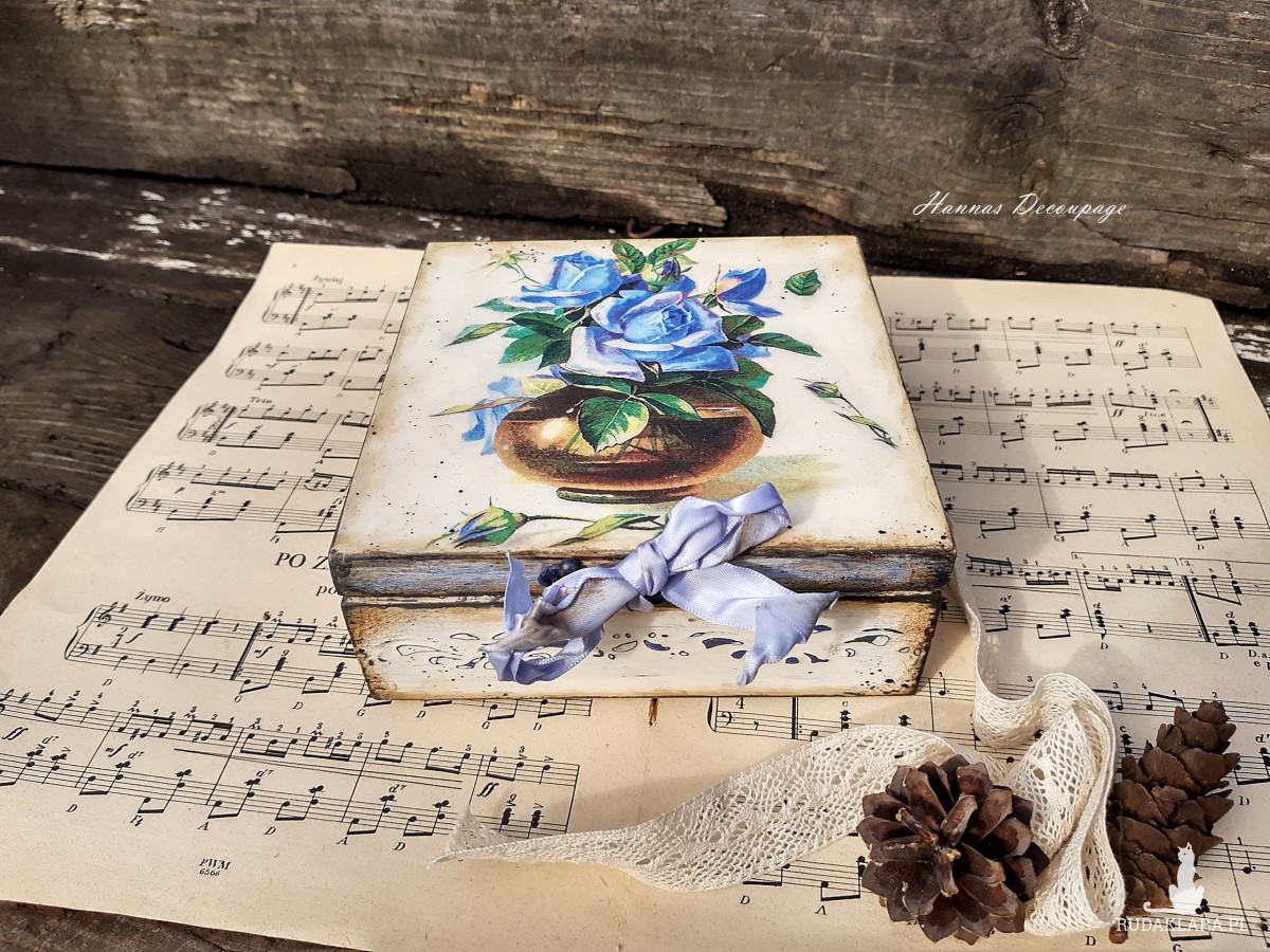 Pudełko z niebieskimi różami