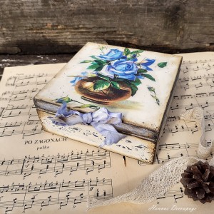 Pudełko z niebieskimi różami