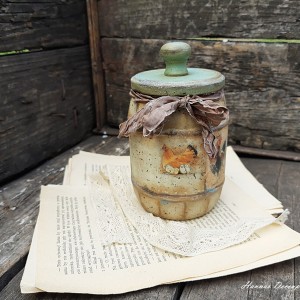 Słoik z kogutami i kurą