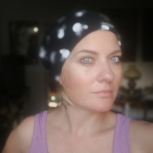 Czapka damska z czaszkami