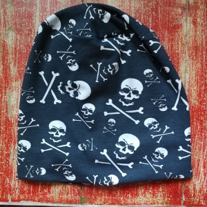 Czapka damska z czaszkami