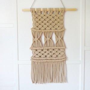 Beżowa makrama ze złotymi drobinkami