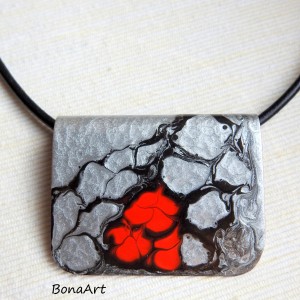 Zawieszka "Srebrny labirynt z czerwienią"