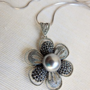 Zawieszka "Kwiat z perłą i markazytami"